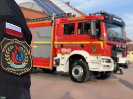 pagon OSP Mikułowice w tle wóz strażacki