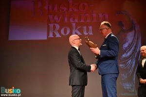 Burmistrz Jerzy Szydłowski gratuluje Pawłowi Korepcie