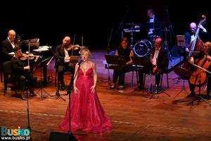 Na scenie Joanna Nawrot - Maciejowska, w tle muzycy Strauss Ensemble