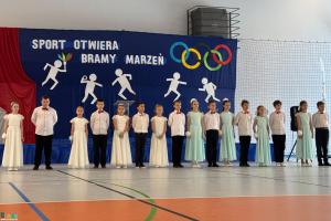 Dzieci-podczas-otwarcia-hali-sportowej
