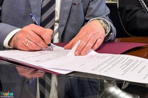podpisanie dokumentów przekazania samochodu ratowniczo-gaśniczego dla OSP Galów