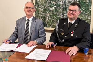 podpisanie dokumentów przekazania samochodu ratowniczo-gaśniczego dla OSP Galów