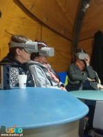 Wnętrze kapsuły oraz widzowie w goglach VR