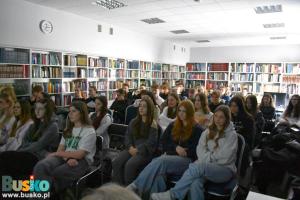 Młodzież podczas seansu w buskiej bibliotece