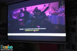 Na ekranie kadr z filmu