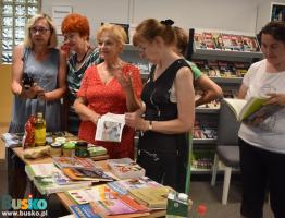 Kobiety oglądają książki