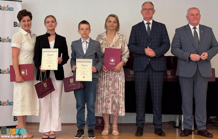105 uczniów z naszej gminy otrzymało nagrody Burmistrza Miasta i Gminy Busko-Zdrój  za szczególne osiągnięcia w roku szkolnym 2024/2025