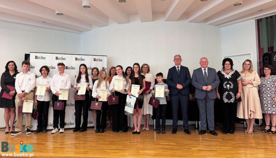 105 uczniów z naszej gminy otrzymało nagrody Burmistrza Miasta i Gminy Busko-Zdrój  za szczególne osiągnięcia w roku szkolnym 2024/2025