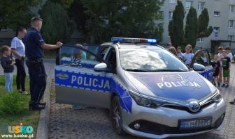 policjant z dziećmi w radiowozie