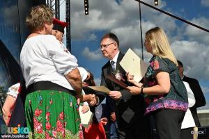 Burmistrz Jerzy Szydłowski wręcza dyplomy uczestnikom konkursu