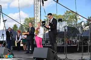 Na scenie Starostowie dożynkowi oraz prowadzący