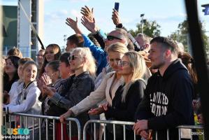 Publiczność zgromadzona pod sceną