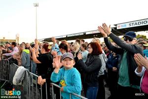 Publiczność zgromadzona pod sceną