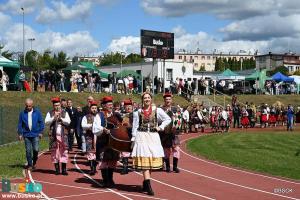 Korowód dożynkowy na stadionie miejskim