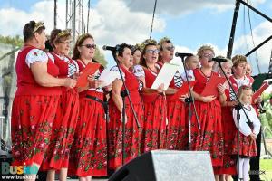 Jedno z kół gospodyń występuje na scenie