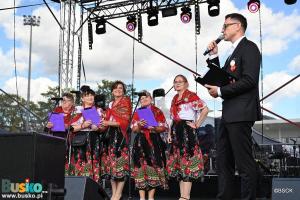 Jedno z kół gospodyń na scenie wraz z prowadzącym