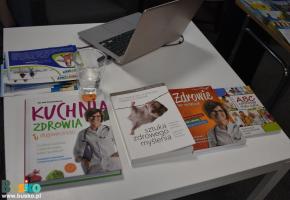 Książki i laptop na stoliku