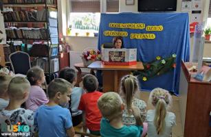 Bibliotekarka czyta dzieciom bajki z teatrzyku Kamishibai