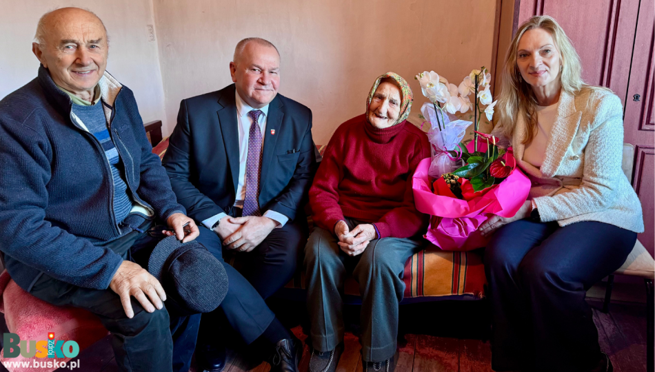 Zdjęcie przedstawia od lewej dwóch meżczyzn i dwie kobiety  Zdjęcie przedstawia od lewej dwóch meżczyzn i dwie kobiety