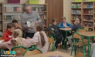 Mężczyzna prowadzący spotkanie w otoczeniu dzieci Mężczyzna prowadzący spotkanie w otoczeniu dzieci