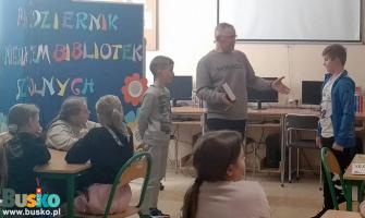 Mężczyzna prowadzący spotkanie w otoczeniu dzieci Mężczyzna prowadzący spotkanie w otoczeniu dzieci