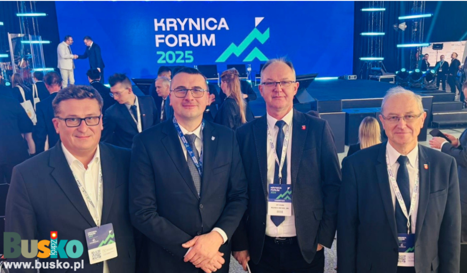 Zdjcie-przedstawia-czterech-mężczyzn-podczas-Forum-Krynica-2025- Zdjcie-przedstawia-czterech-mężczyzn-podczas-Forum-Krynica-2025-