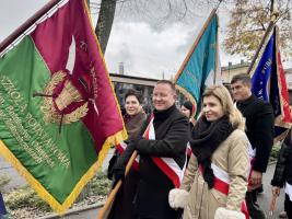 delegacja ze sztandarem