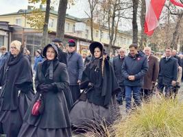 ludzie podczas przemarszu 11 listopada 