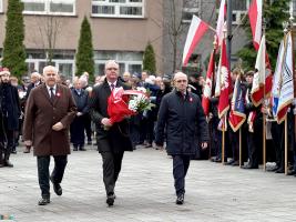 delegacja władz samorządowych składająca wiązankę
