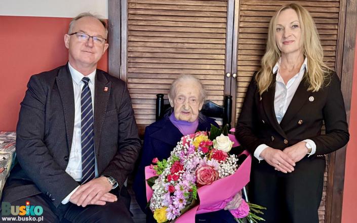 Burmistrz Miasta i Gminy Busko-Zdrój, Jubilatka i Kierownik Urzedu Stanu Cywilnego 