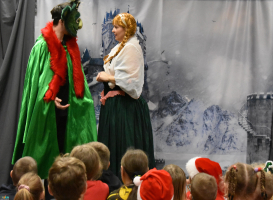 Dwojak-aktoro-podczas-spektaklu-stoi-przed-dziemi