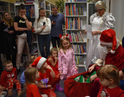 Dzieci-siedz-na-pododze-rodzice-i-Pani-w-biaej-sukience-stoi-a-Mikoj-siedzi-w-fotelu