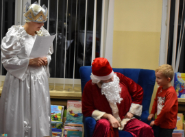 May-chopiec-rozmawia-z-Mikojem-i-Pani-w-biaej-sukience