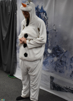 Pan-w-przebraniu-bawana-stoi-na-tle-kurtyny