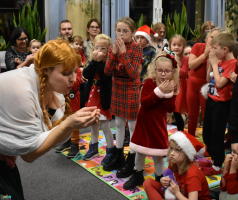 Pani-dmucha-w-donie-a-dzieci-j-naladuj