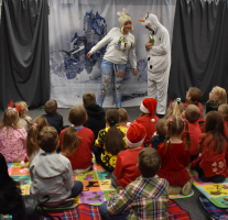 Pani-w-czapce-na-gowie-oraz-pan-w-przebraniu-bawana-stoj-przed-dziemi