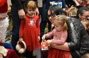 Pnai-z-ma-dziewczynk-rozmawiaja-z-Mikoajem