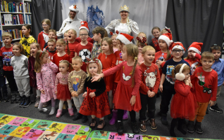 Zdjcie-grupowe-dzieci-wraz-z-aktorami