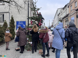 dzieci-i-panie-ubierajce-choinke