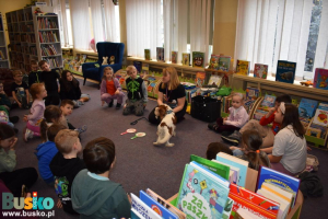 Kobieta pokazuje dzieciom psie sztuczki