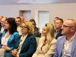 ludzie słuchają prelekcji