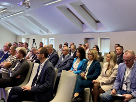 uczestnicy konferencji słuchają prelekcji