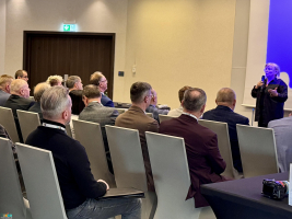 uczestnicy konferencji słuchają prelekcji