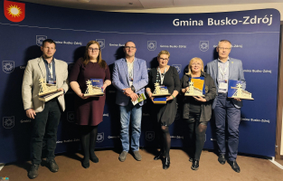 sześć uczestników konferencji pozuje do zdjęcia