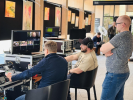 kierownik produkcji, montażyści, dźwiękowcy podczas realizacji programu Quo Vadis Kulturo?