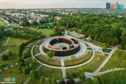 Kompleksu urządzeń uzdrowiskowych (tężnia, pijalnia wód, oranżeria) zdjęcia z lotu ptaka