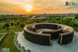 Kompleksu urządzeń uzdrowiskowych (tężnia, pijalnia wód, oranżeria) zdjęcia z lotu ptaka