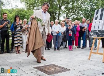 Zdjęcie przedstawia odsłonięcie festiwalowego Słoneczka przez Tomasza Strahla. 