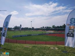 Na zdjęciu znajdują się żagle gminy Busko-Zdrój na tle Stadionu Miejskiego