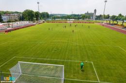 Na zdjęciu znajdują się piłkarze w trakcie meczu.